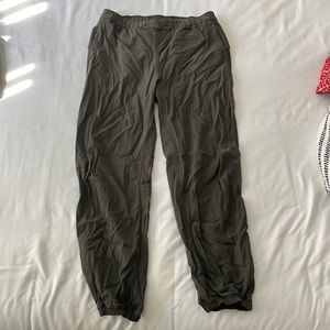 Essential Affinity Jogger 7/8 Length Mid Rise